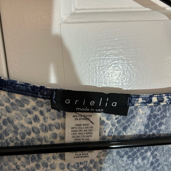 Ariel is brand women’s size large Blue Patterned Women's Top - Picture 2 of 7